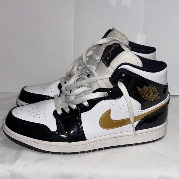 Jordan Black and Gold Sneakers - Picture 4 of 6